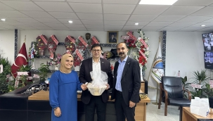 AK Parti Doğubayazıt Belediye Başkan adayı Çelik'ten DEM Partili Doğubayazıt Belediye Başkanları Alkan ve Aşan'a hayırlı olsun ziyareti.