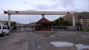 Gürbulak Gümrük Sınır Kapısı'nda Sular Durulmuyor!