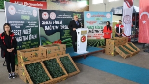 Vali Koç, 500 çiftçiye sebze fideleri dağıtıldı.