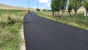 Doğubayazıt ilçesine bağlı köy yollarında çalışmalar aralıksız devam ediyor.