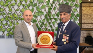 Doğubayazıt Kaymakamı Murat Ekinci, Kıbrıs Gazilerine Plaket Takdim Etti.