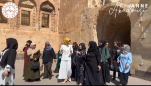 Vali Eşinden İshak Paşa Sarayı'nı Görmeyen Annelere Jest