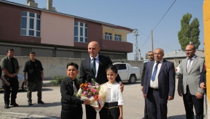 2024-2025 Eğitim Öğretim Yılı İlköğretim Haftası'nda Öğrenciler Kaymakamı Alkış ve Çiçeklerle Karşıladılar 