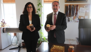 Ağrı İbrahim Çeçen Üniversiteside Üretilen İlk Balın Hasadı Yapıldı