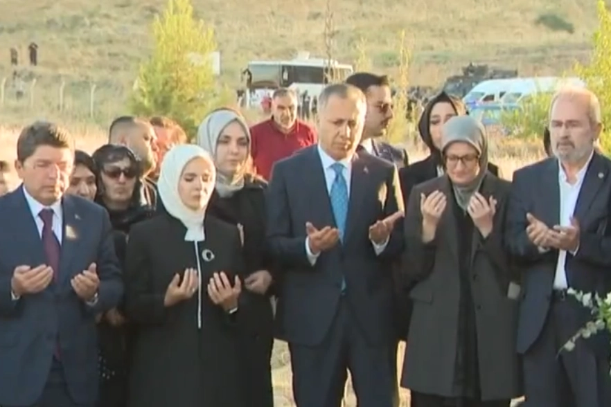 Bakanlar Narin'in kabrini ziyaret etti