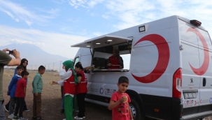 Doğubayazıt Kızılay Şubesi'nde Yaz Kış Demeden Yardımlar Devam Ediyor 