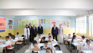 Vali Koç, Ağrı'da İlk Ders Zilini Öğrenciler İle Birlikte Çaldı