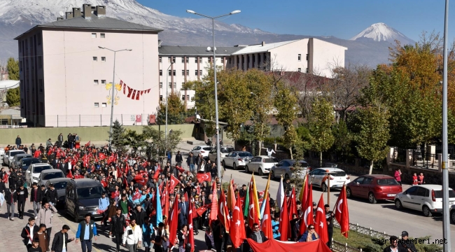 Doğubayazıt ilçesinde 29 Ekim Cumhuriyet Bayramı coşkuyla kutlanmaya başlandı.