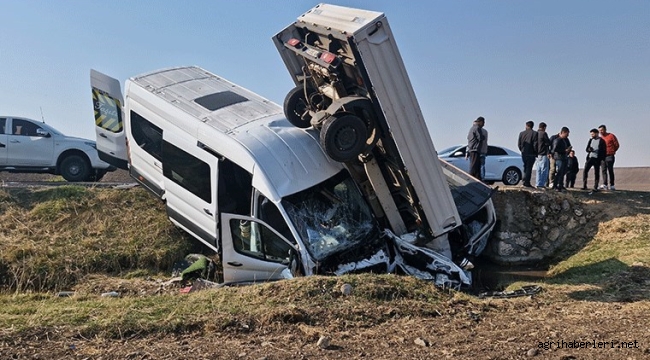 Kamyonet, Otomobil ve Servis Minibüsünün Çarpıştığı Kazada, 15'i Öğretmen 17 Kişi Yaralandı.
