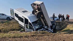 Kamyonet, Otomobil ve Servis Minibüsünün Çarpıştığı Kazada, 15'i Öğretmen 17 Kişi Yaralandı.