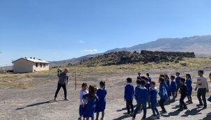 Kaymakam Ekinci ve Emniyet Müdürü Demir, Gölyüzü Köyünde Çocuklar İle Top Oynadılar