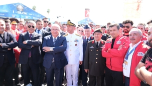 TEKNOFEST BAŞKANI SELÇUK BAYRAKTAR, AİÇÜ'YÜ TEBRİK ETTİ