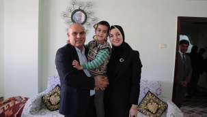 Vali Koç ve eşi Ağrı'da, 8 yaşındaki Serebralpalsi hastası Toprak Şekerci'yi ziyaret etti.