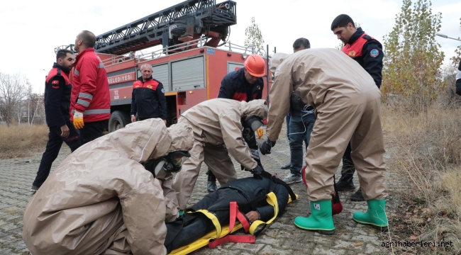 AĞRI VALİSİ DEPREM TATBİKATINDA