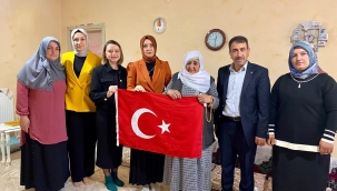 AĞRI VALİSİ MUSTAFA KOÇ'UN EŞİ NESLİHAN GÜL KOÇ, ŞEHİT AİLESİNE TÜRK BAYRAĞI'NI ÖPEREK TAKDİM ETTİ.