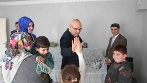 AĞRI VALİSİ MUSTAFA KOÇ VE EŞİ, ÖZEL GEREKSİNİMLİ 5 YAŞINDAKİ ALİ ASAF'I ZİYARET ETTİ.