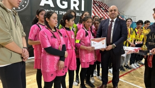 Ağrı'da Okullar Arası Yıldızlar Futsal İl Müsabakalarında Şampiyon Olan Takım Kupasını Aldı