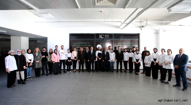 AİÇÜ'de Şefler Final Sınavında Yaptıkları Yemeğe Göre Ders Notu Aldılar