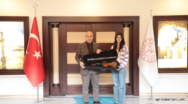 VALİ'DEN MÜZİK ALETİ TALEP EDEN GENÇLERİN İSTEKLERİ YERİNE GETİRİLDİ.
