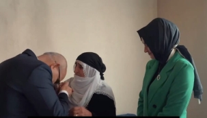 Ağrı'da Vali Koç ve Eşi, 98 Yaşındaki Ninenin Kandilini Kutladılar