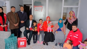 AĞRI VALİSİ MUSTAFA KOÇ'UN EŞİ NESLİHAN GÜL KOÇ, GÖRME ENGELLİ TEKİRBAŞ AİLESİNİ ZİYARET ETTİ.