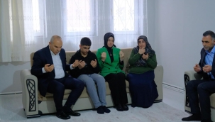 Ağrı Valisi ve Eşi, Şehit Ailesini Ziyaret Etti