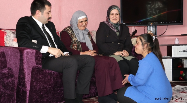 Diyadin Kaymakamı Mustafa Karali, Şehit Jandarma Er Abdulaziz Bakır'ın Sene-i devriyesinde şehidin ailesini ziyaret etti.