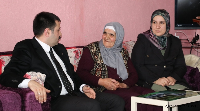 Diyadin Kaymakamı Mustafa Karali, Şehit Jandarma Er Abdulaziz Bakır'ın Sene-i devriyesinde şehidin ailesini ziyaret etti.