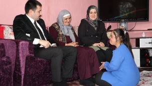 Diyadin Kaymakamı Mustafa Karali, Şehit Jandarma Er Abdulaziz Bakır'ın Sene-i devriyesinde şehidin ailesini ziyaret etti.