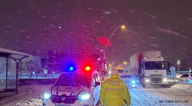Kar yağışı ve tipi Ağrı il ve ilçelerinde hayatı felç etti: 495 köy yolu kapandı.