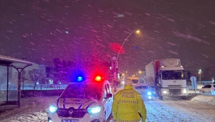 Kar yağışı ve tipi Ağrı il ve ilçelerinde hayatı felç etti: 495 köy yolu kapandı.