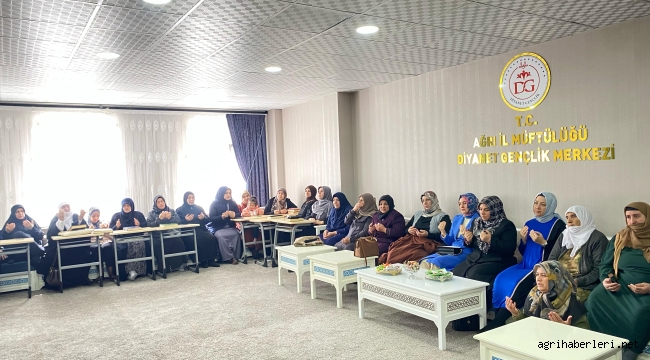 Ağrı'da Kadir Gecesinde, Neslihan Gül Koç, Kadınlarla Beraber Şehitler ve Devlet Büyükleri İçin Okunan Hatime Katıldı.