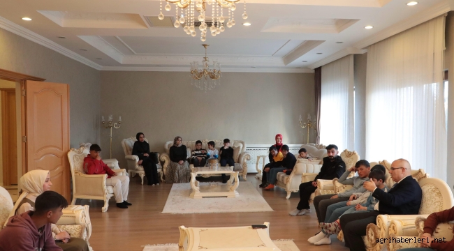 AĞRI VALİSİ KOÇ, MİLLETİN EVİNDE, MİLLETİN ÇOCUKLARIYLA İFTAR AÇTI