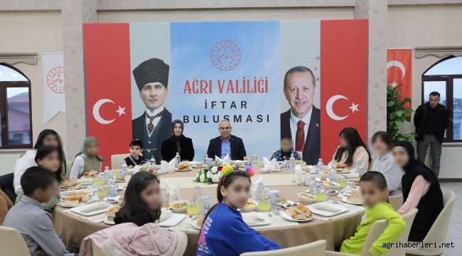 Ağrı Valisi Koç ve eşi, gündüz maçta, akşam Sevgi Evlerindeki Çocuklarla iftar sofrasında