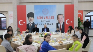 Ağrı Valisi Koç ve eşi, gündüz maçta, akşam Sevgi Evlerindeki Çocuklarla iftar sofrasında