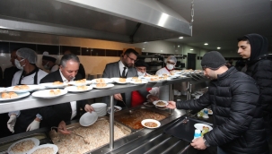 AİÇÜ Rektörü'nden Öğrencilere Bol Kepçe İftar Yemeği 