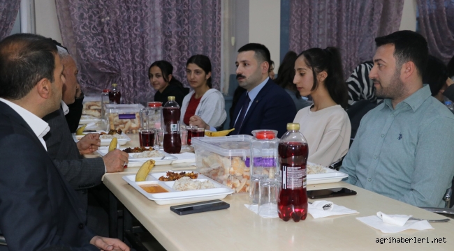 DİYADİN KAYMAKAMI MUSTAFA KARALİ, ÖĞRENCİLERİN İFTAR SOFRASINA KONUK OLDU