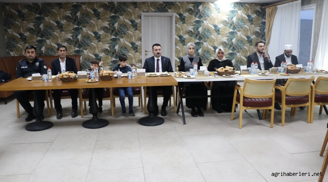 Diyadin Kaymakamı Mustafa Karali ve eşi Elif Karali, Şehit ve Gazi yakınlarıyla iftar yemeğinde bir araya geldi.