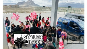 DOĞUBAYAZIT'TA AK GENÇLİK KÜRT ÇOCUKLARINA PAMUK ŞEKERİ DAĞITIYOR