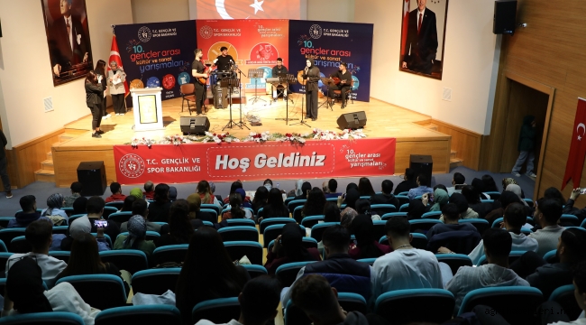 Ağrı'da genç yeteneklerin sahne aldığı ses yarışması, coşkulu ve heyecan dolu bir atmosferde yapıldı.