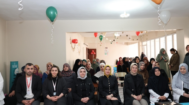 AĞRI'DA VALİ VE EMNİYET MÜDÜRÜ EŞİ, BAĞIMLIKLIK TOPLANTISINDA KADINLAR İLE BULUŞTU
