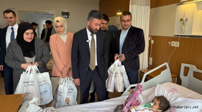 Ağrı İl Başkanı İlhami Yıldız, 23 Nisan Ulusal Egemenlik ve Çocuk Bayramı'nda Ağrı Eğitim ve Araştırma Hastanesi'nde tedavi gören çocukları yalnız bırakmadı.