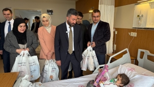 Ağrı İl Başkanı İlhami Yıldız, 23 Nisan Ulusal Egemenlik ve Çocuk Bayramı'nda Ağrı Eğitim ve Araştırma Hastanesi'nde tedavi gören çocukları yalnız bırakmadı.