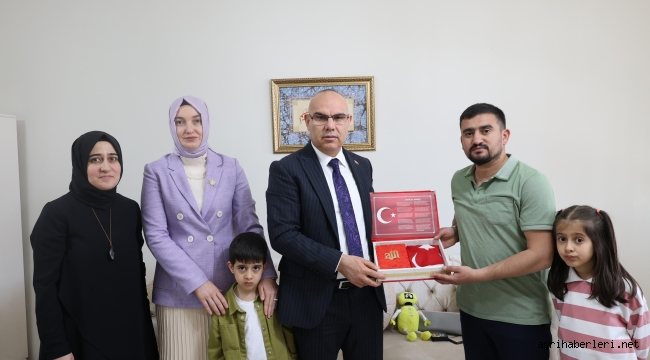 Ağrı Valisi Koç ve Eşi, Zeytin Dalı Harekâtı Şehidi Piyade Teğmen Muhammed Kır'ın Ailesini Ziyaret Etti.