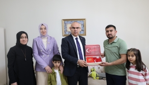 Ağrı Valisi Koç ve Eşi, Zeytin Dalı Harekâtı Şehidi Piyade Teğmen Muhammed Kır'ın Ailesini Ziyaret Etti.