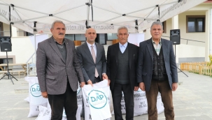 DOĞUBAYAZIT ÇİFTÇİLERİNE TOHUM DAĞITILDI