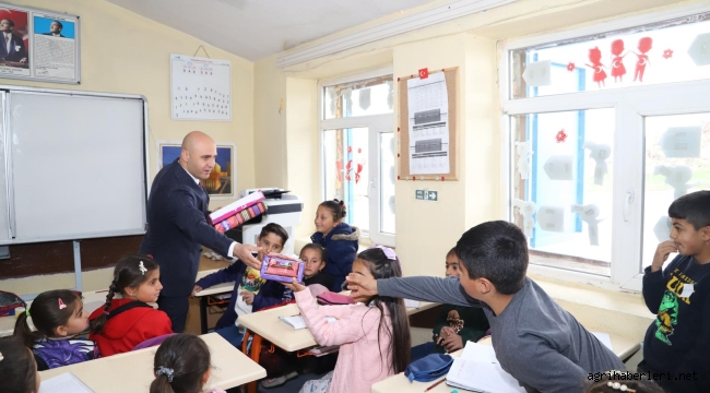 DOĞUBAYAZIT KAYMAKAMI MURAT EKİNCİ, KÖYDE İLKOKUL ÖĞRENCİLERİNE HEDİYELER DAĞITTI