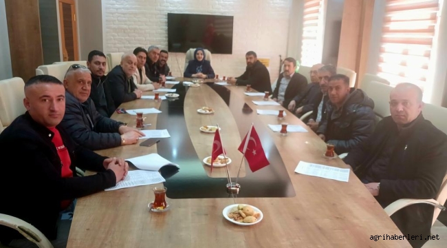 DOĞUBAYAZIT'TA NÜFUS MÜDÜRÜ VE 14 MAH. MUTARI, YENİ KİMLİK KARTI ALMAYAN VATANDAŞLAR İÇİN TOPLANTI YAPTI.