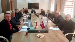 DOĞUBAYAZIT'TA NÜFUS MÜDÜRÜ VE 14 MAH. MUTARI, YENİ KİMLİK KARTI ALMAYAN VATANDAŞLAR İÇİN TOPLANTI YAPTI.