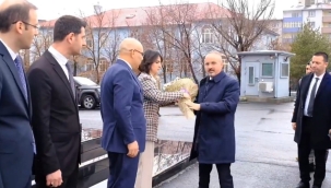 İÇİŞLERİ BAKANI YARDIMCISI TURAN, AĞRI'DA ÇİÇEKLERLE KARŞILANDI